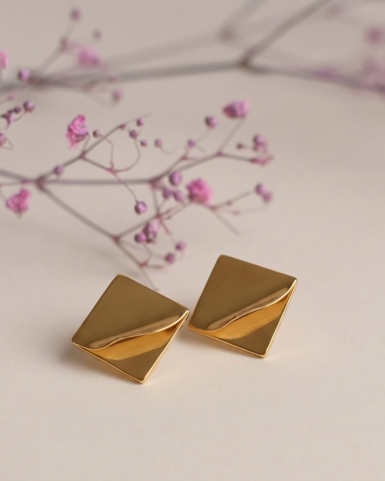 Diamond shape gold stud